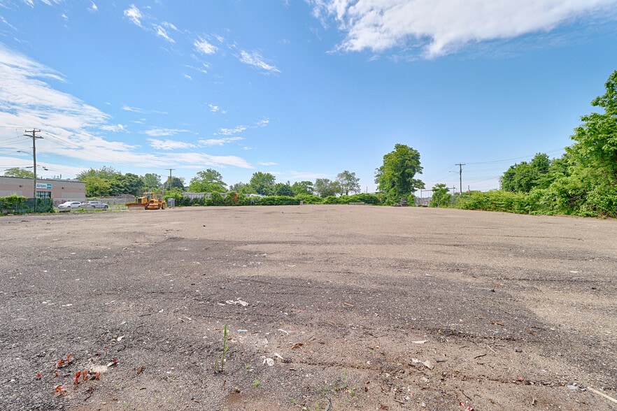 More Photos Of 115 Old South Ave, Stratford Land For Lease