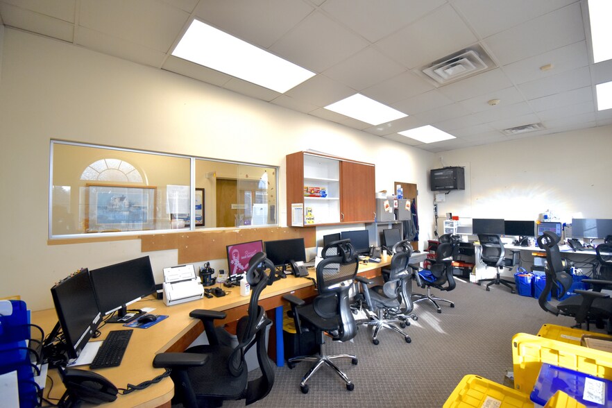 More Photos Of 581 Middle Rd, Bayport Medical For Lease