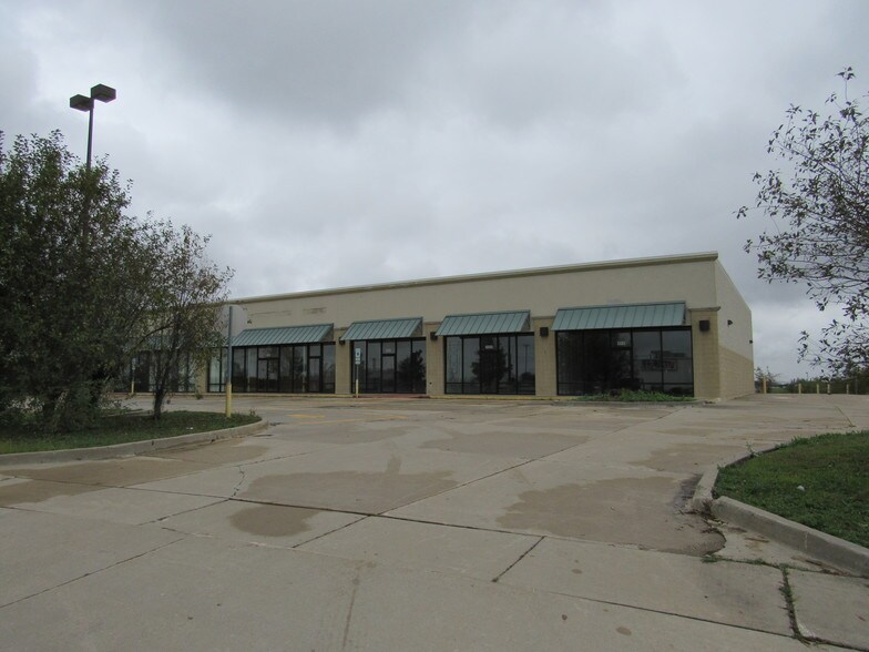 More Photos Of 2200 Westgate Dr, Bloomington Storefront For Lease