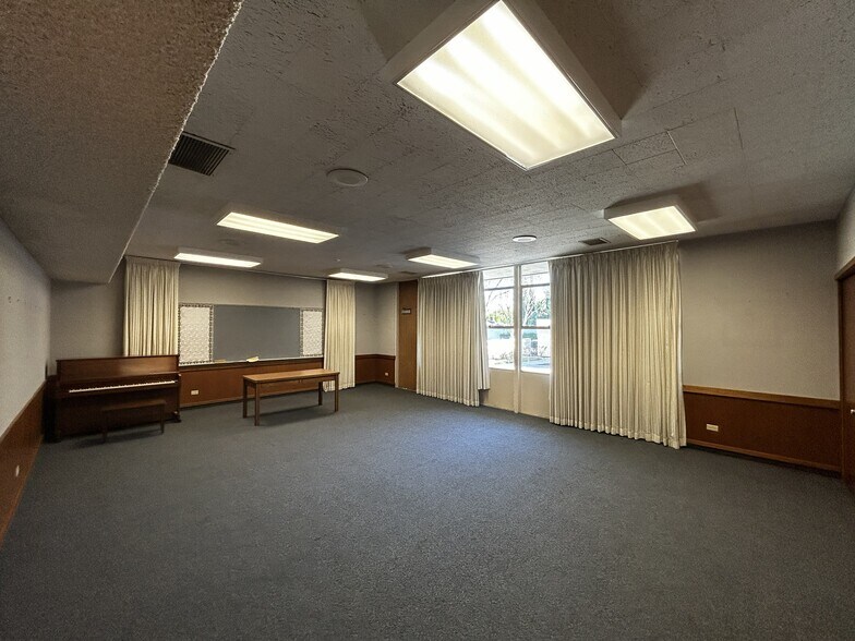 More Photos Of 14001 Burbank Blvd, Van Nuys Specialty For Sale