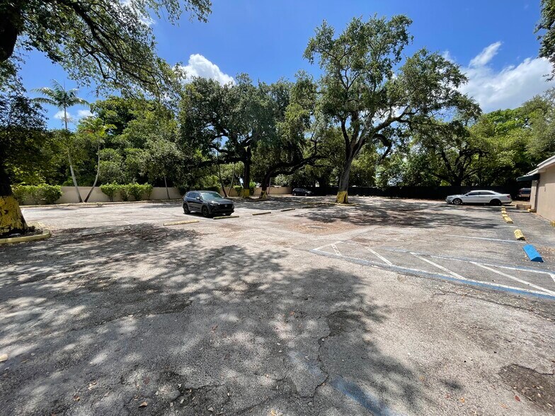 More Photos Of 5590 W Hallandale Beach Blvd, Pembroke Park General Retail For Sale