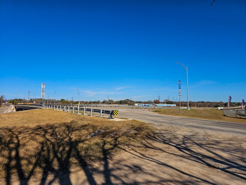 More Photos Of 854 N Creek Rd, Comfort Land For Lease