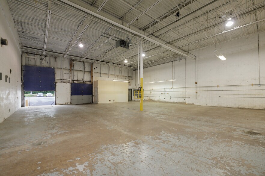 More Photos Of 16791-16821 Boul Hymus, Kirkland Warehouse For Lease