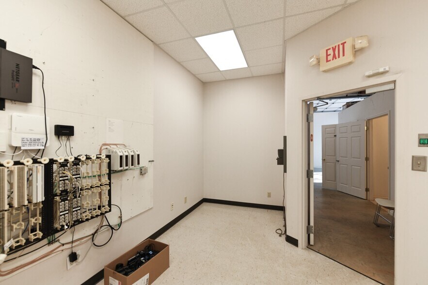 More Photos Of 409 Chicago Dr, Fayetteville Flex For Lease