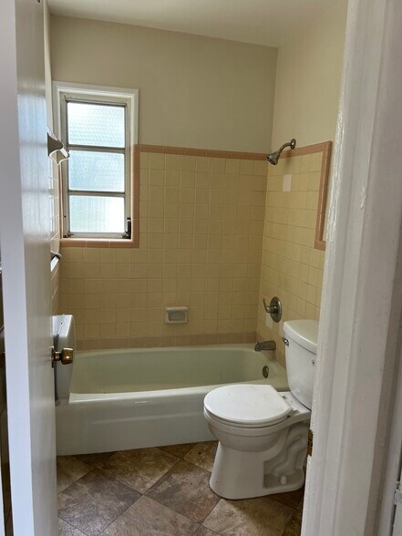 More Photos Of 134 NW Burk St, Lake City Daycare Center For Lease