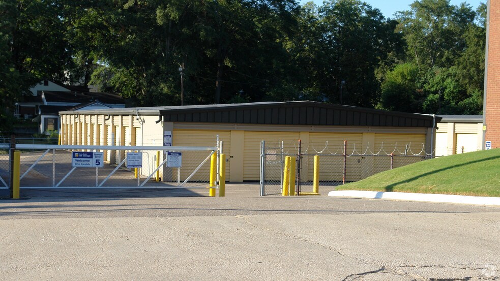 More Photos Of 2632 Spruce St, Montgomery Self Storage For Lease