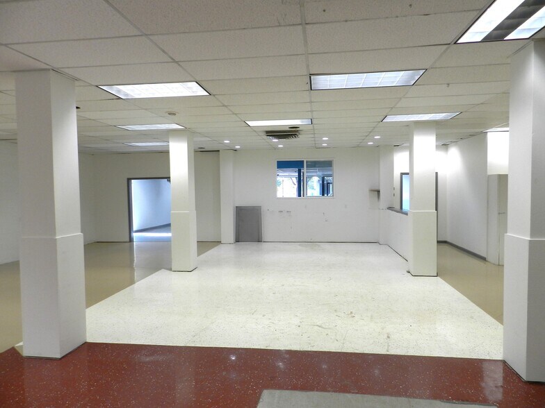 More Photos Of 202 E Main St, Montrose Storefront Retail Office For Lease