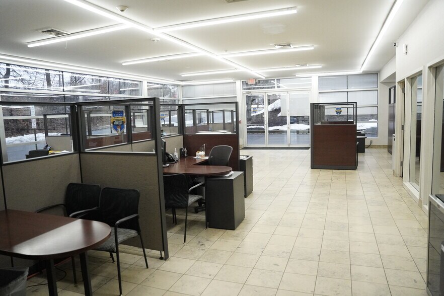 More Photos Of 60 Rockwood Pl, Englewood Auto Dealership For Lease