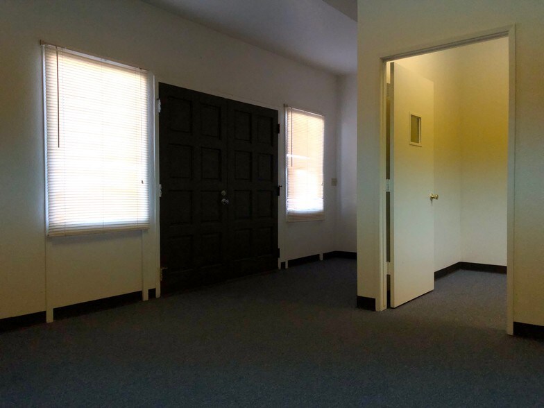 More Photos Of 913 Alene Ave, Ridgecrest Office For Sale