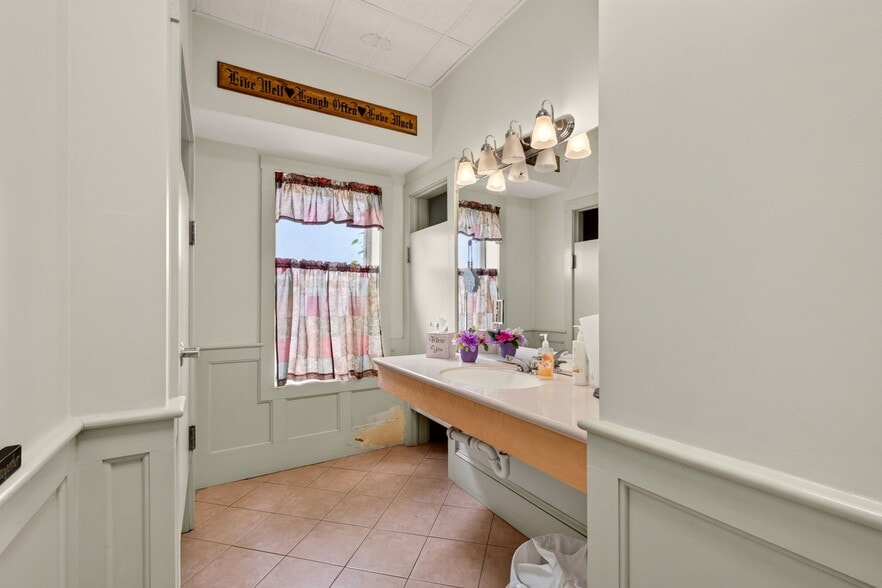 More Photos Of 162-166 N Main St, Broadway Office For Sale