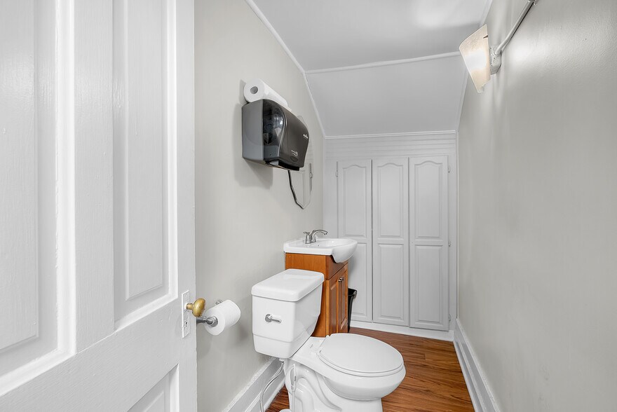 More Photos Of 105 1/2 S Court St, Crown Point General Retail For Sale
