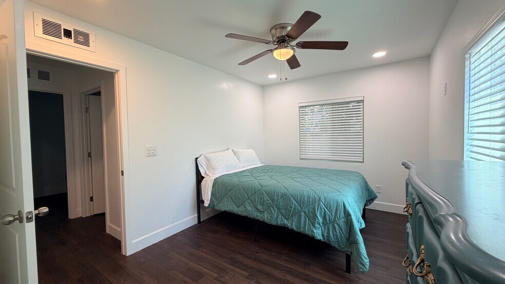More Photos Of 1012 E Mineral King Ave, Visalia Flex For Sale