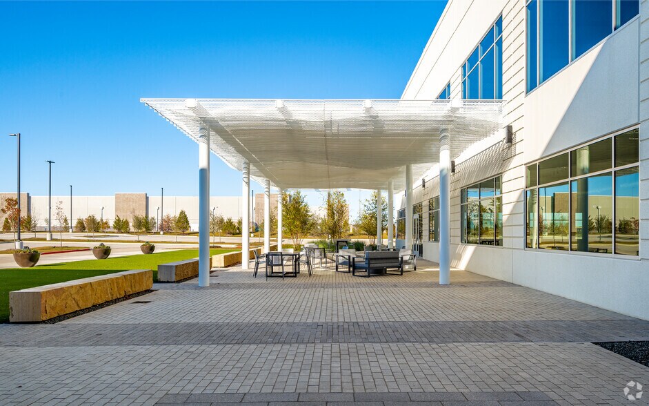 More Photos Of 8261 Belleview Dr, Plano Loft Creative Space For Lease