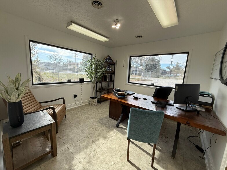 More Photos Of 2815 River Road Dr, Waterloo Office For Lease