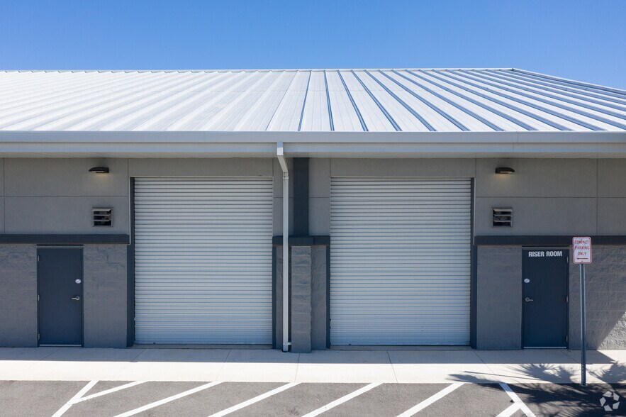 More Photos Of 8200 Cypress Plaza Dr, Jacksonville Light Distribution For Lease