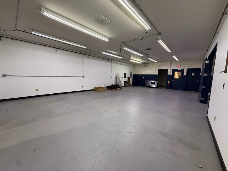 More Photos Of 1395 Blue Hills Ave, Bloomfield Flex For Lease