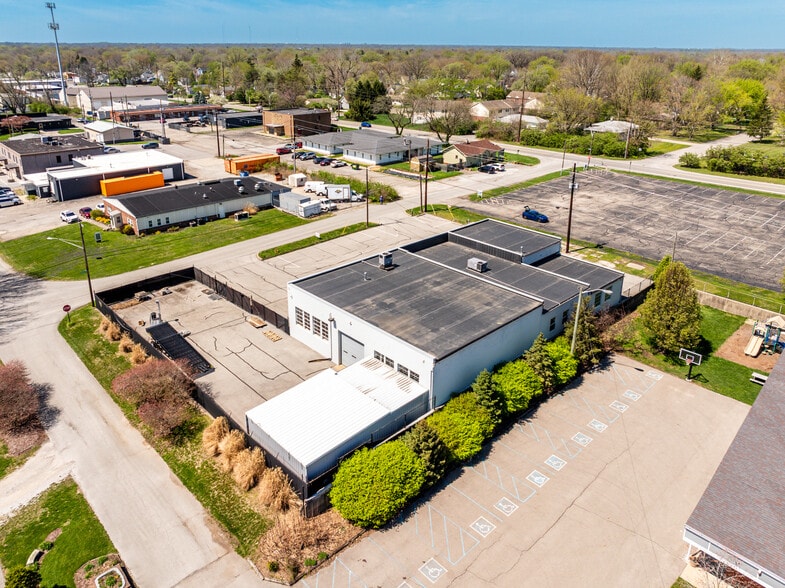 More Photos Of 5513 N Oxford St, Indianapolis Showroom For Lease