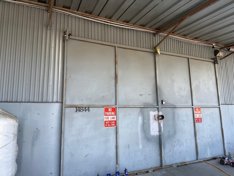 Primary Photo Of 14844 Aetna St, Van Nuys Warehouse For Lease