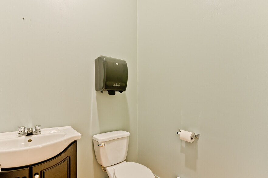 More Photos Of 127 Rue Queen, Sherbrooke Office Residential For Sale