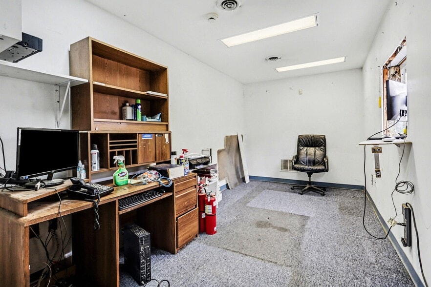 More Photos Of 240 Columbus st, Lithopolis Auto Repair For Sale