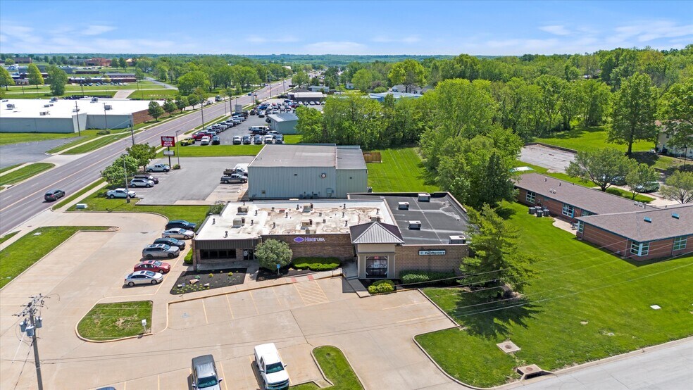 More Photos Of 705 Baptiste Dr, Paola Medical For Lease