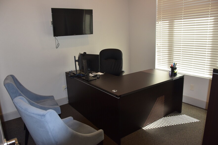 More Photos Of 414 N Main St, Grapevine Loft Creative Space For Lease