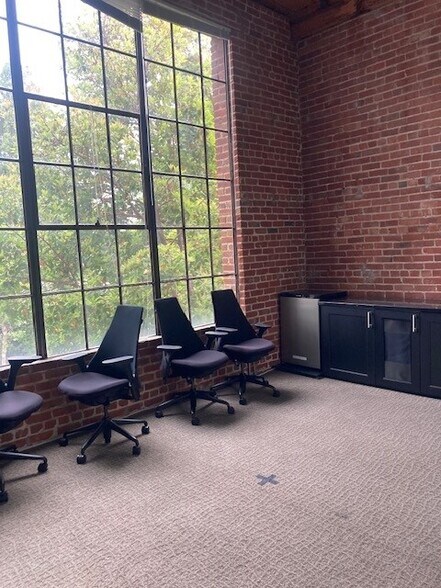 More Photos Of 1175-1195 Park Ave, Emeryville Showroom For Lease