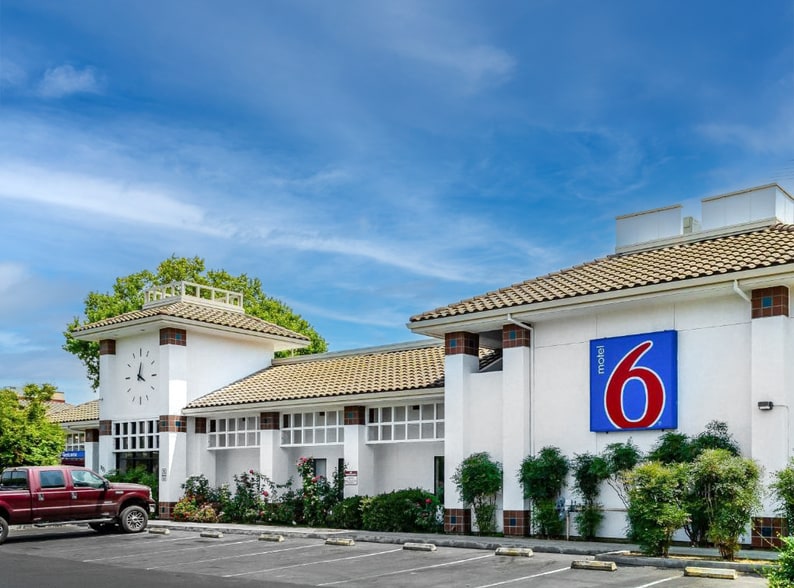 Primary Photo Of 825 E F St, Oakdale Hotel For Sale