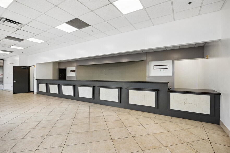 More Photos Of 4450 E Sam Houston Pky S, Pasadena General Retail For Lease