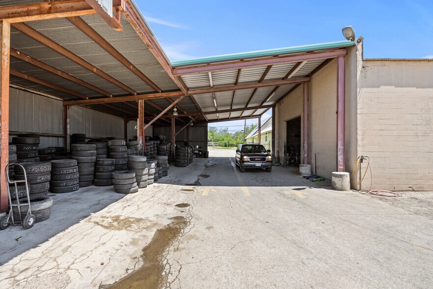 More Photos Of 1308 N Austin, Seguin Freestanding For Lease