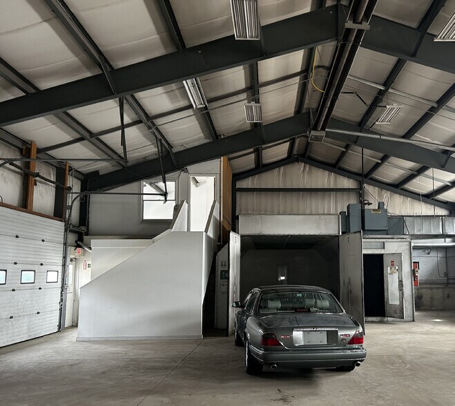 More Photos Of 68 Lafayette Rd, North Hampton Warehouse For Lease