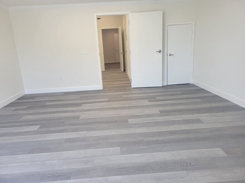 More Photos Of 953 Washington St, San Carlos Warehouse For Lease