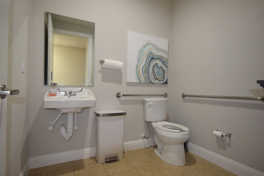 More Photos Of 1402 S Custer Rd, McKinney Medical For Lease