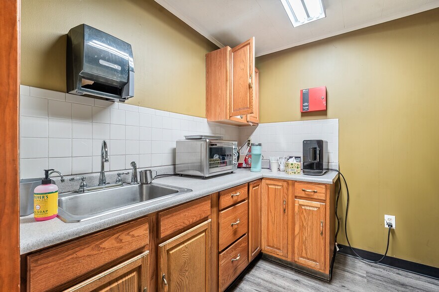 More Photos Of 555 Country Club Rd, Dallas Warehouse For Sale