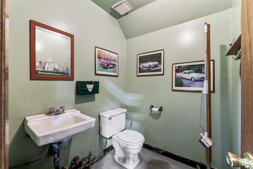 More Photos Of 3939 E 14th St, Des Moines Warehouse For Sale