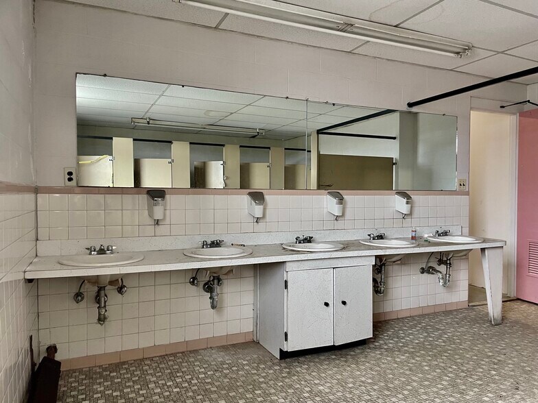 More Photos Of 73 River St, Bridgeport Manufacturing For Lease