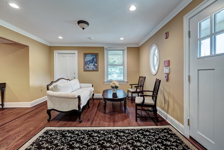 More Photos Of 24 Washington Ave, Chatham Office For Sale