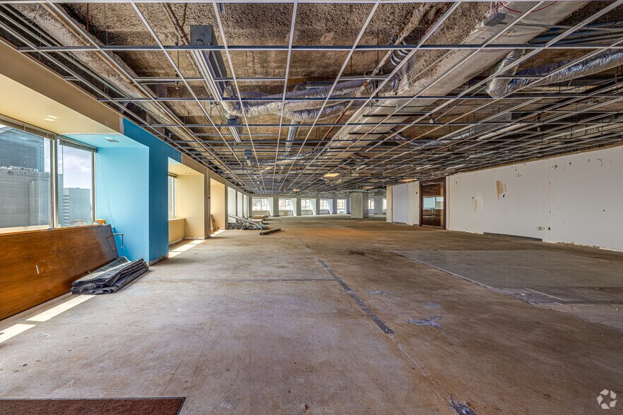 More Photos Of 365 Canal St, New Orleans Office For Lease