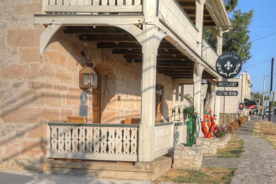 More Photos Of 405 E Main St, Fredericksburg Storefront For Lease