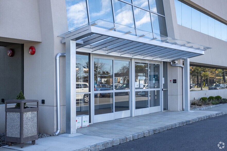 More Photos Of 70 Charles Lindbergh Blvd, Uniondale Medical For Lease