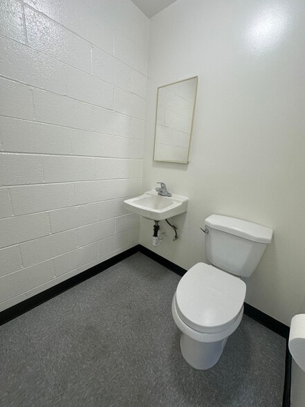 More Photos Of 1221-1225 E Ash Ave, Fullerton Warehouse For Sale