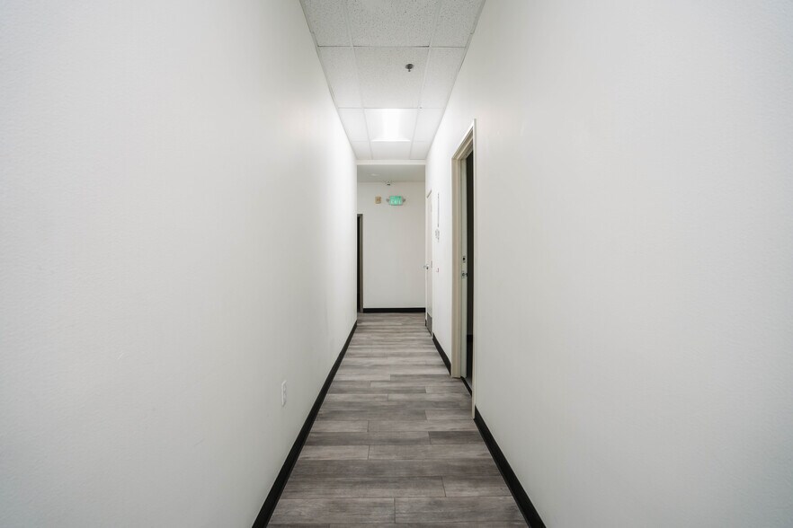 More Photos Of 42650 Melanie Pl, Palm Desert Loft Creative Space For Lease