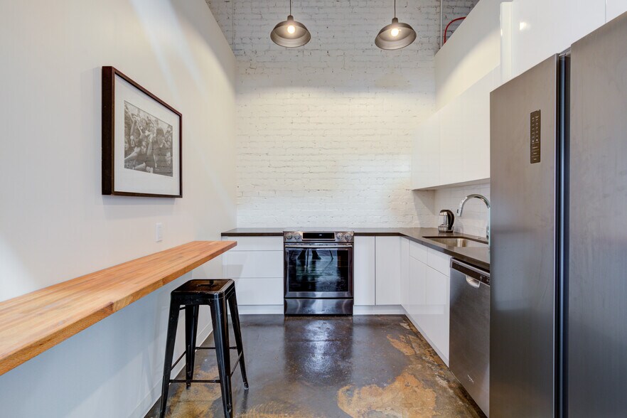 More Photos Of 2616 W Jefferson Blvd, Los Angeles Showroom For Sale