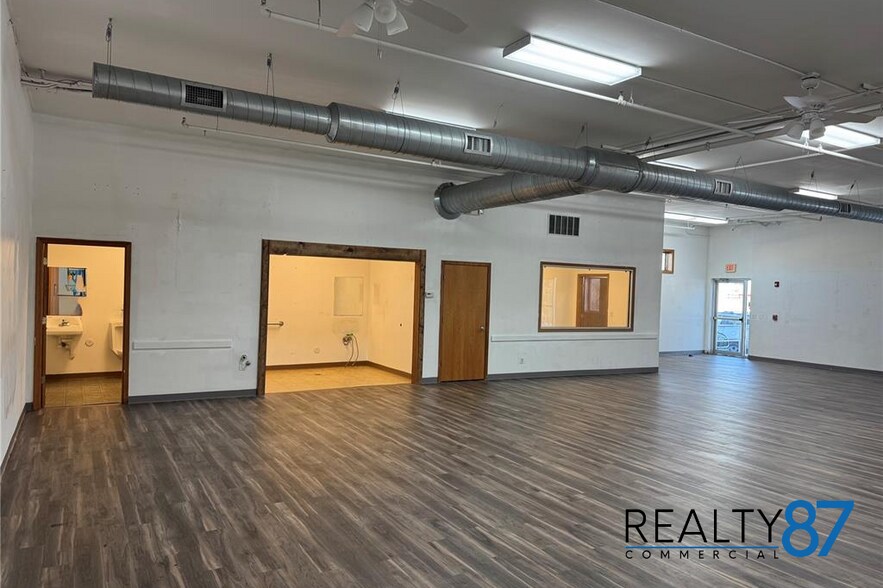 More Photos Of 266 Blairs Ferry Rd NE, Cedar Rapids Storefront For Lease