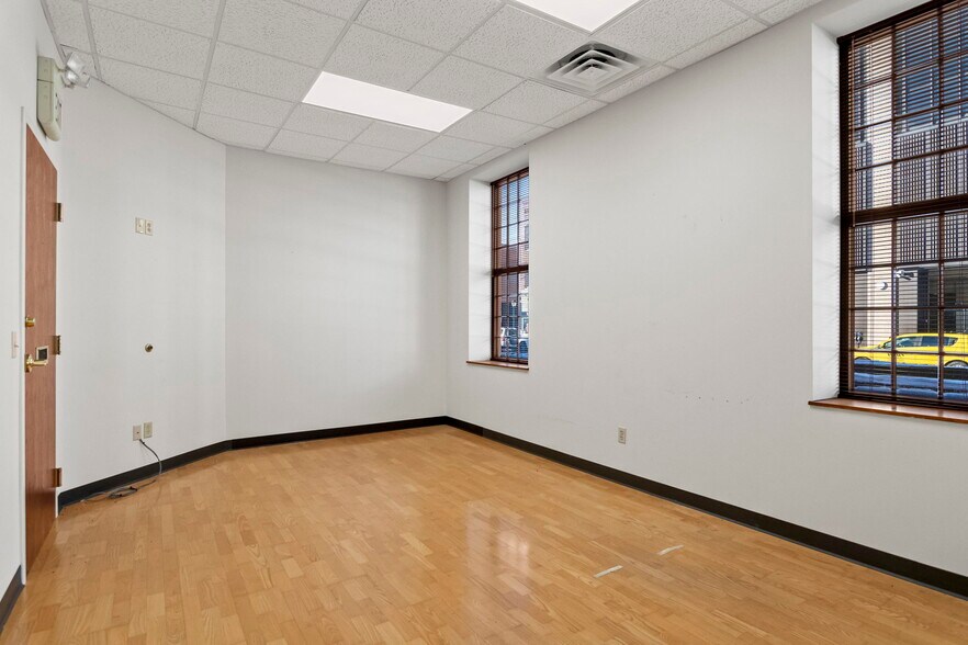 More Photos Of 15 SW Old State Capitol Plz, Springfield Office For Sale