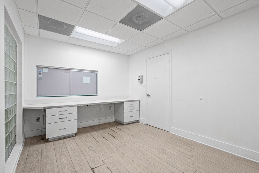 More Photos Of 6330 Manor Ln, South Miami Office For Lease