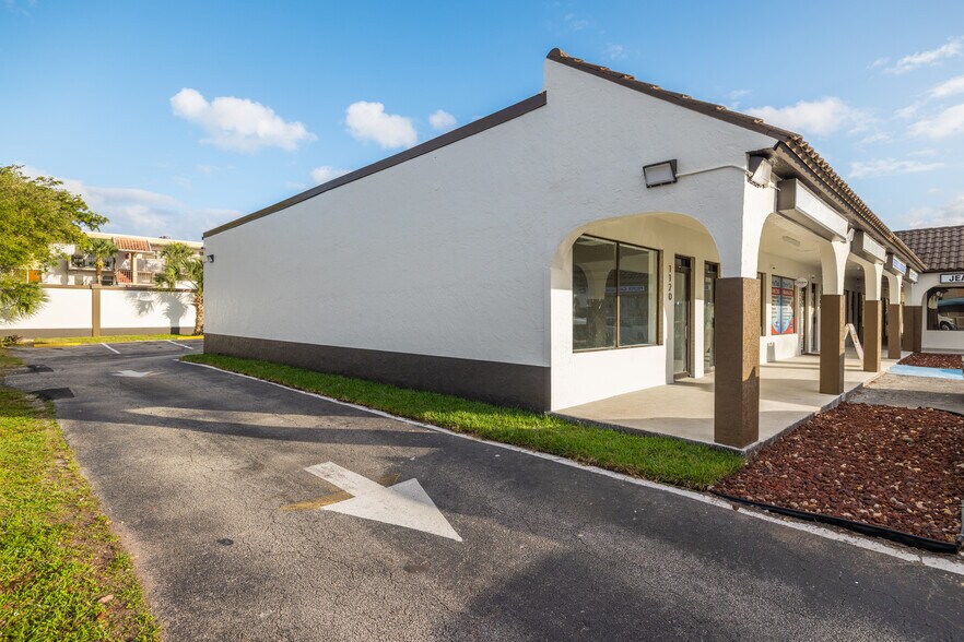 More Photos Of 1120 Sunset Strip, Sunrise Freestanding For Lease