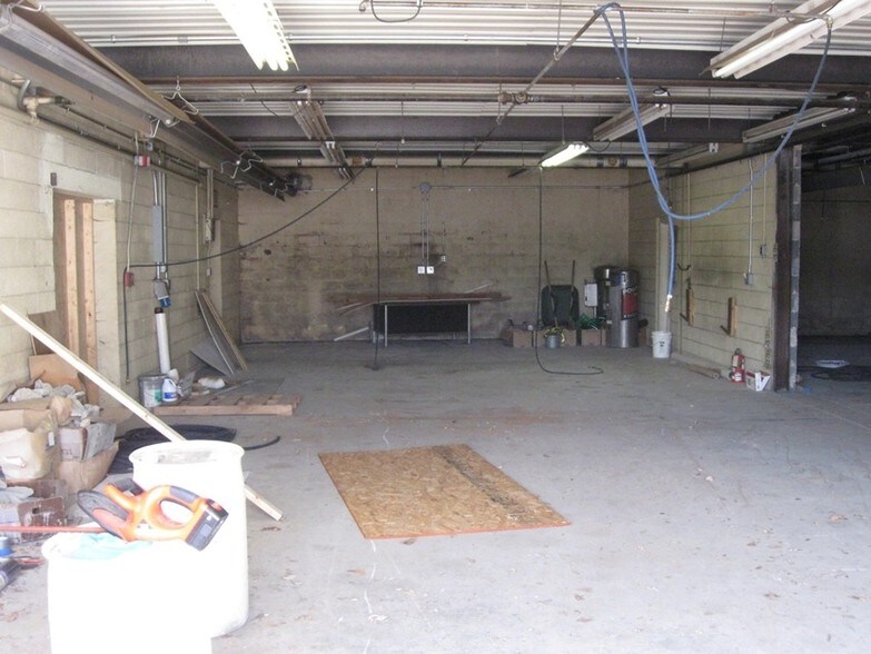 More Photos Of 82-86 W Main St, Reinholds Warehouse For Lease