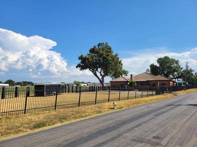More Photos Of 2323 N Walton Walker Blvd, Dallas Office For Sale