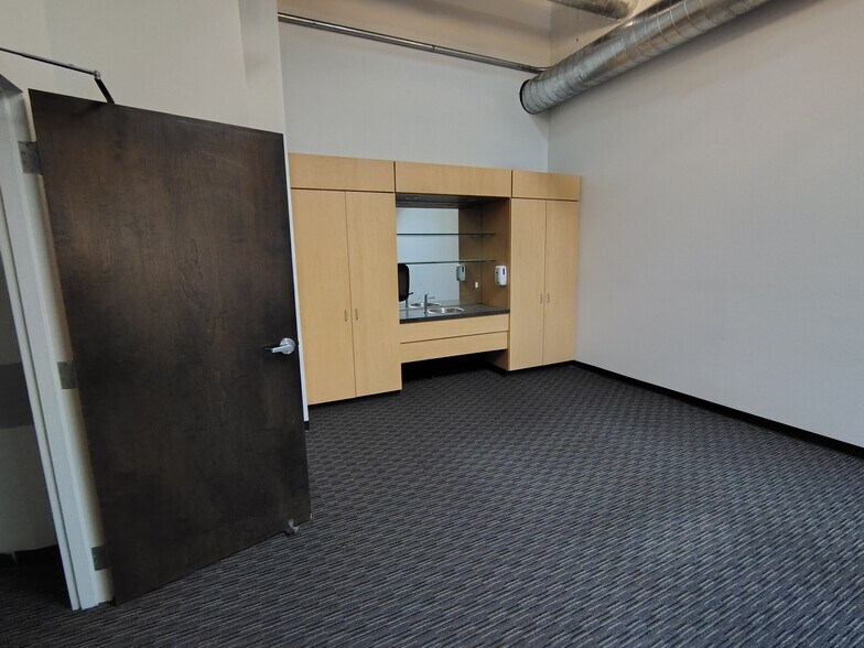 More Photos Of 18-22 Masse Pl, Batavia Warehouse For Lease
